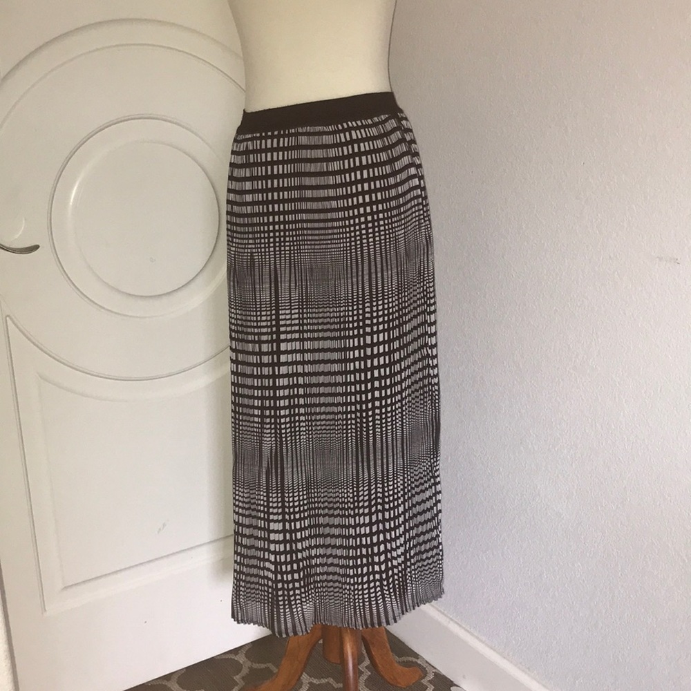 black and white trippy pleated skirt